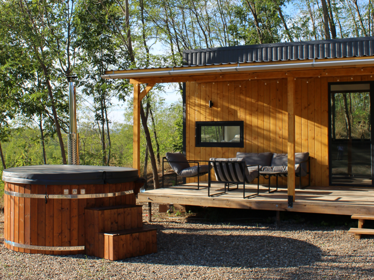 Tiny House I — fereastră panoramică, pat dublu, baie completă și bucătărie